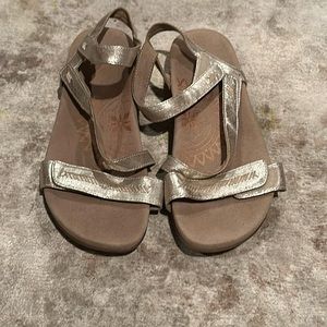 Aetrex metallic gold leather  sandals